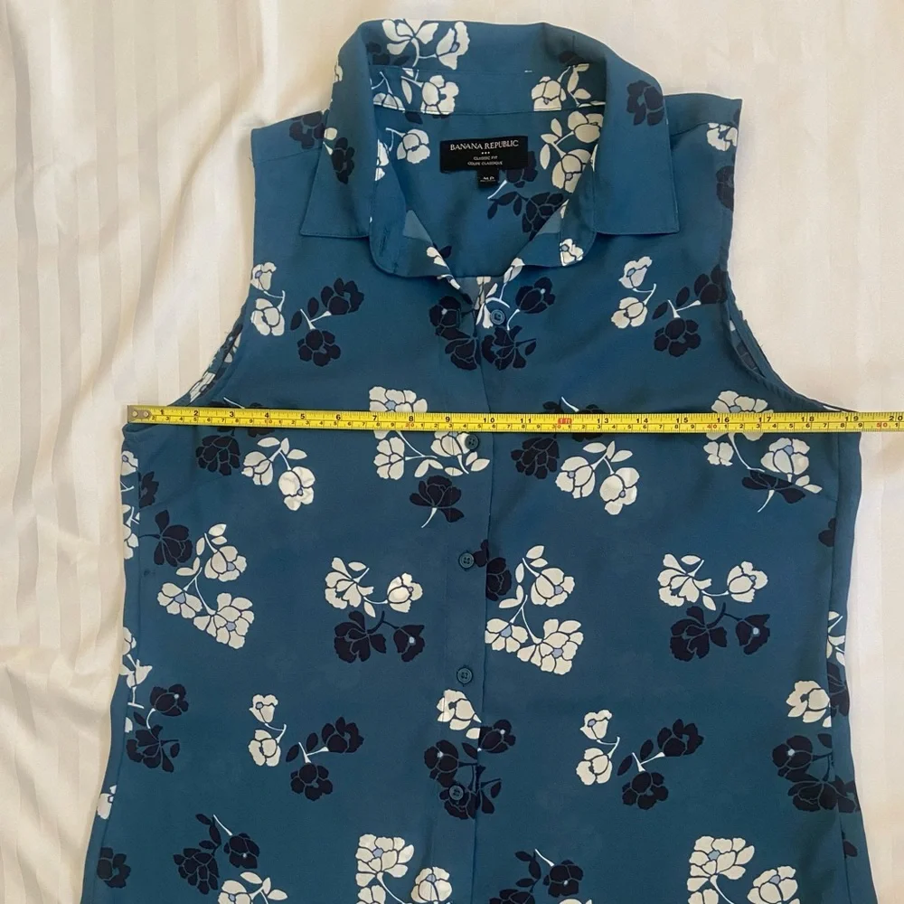 Banana Republic sleeveless blouse - Picture 5 of 6